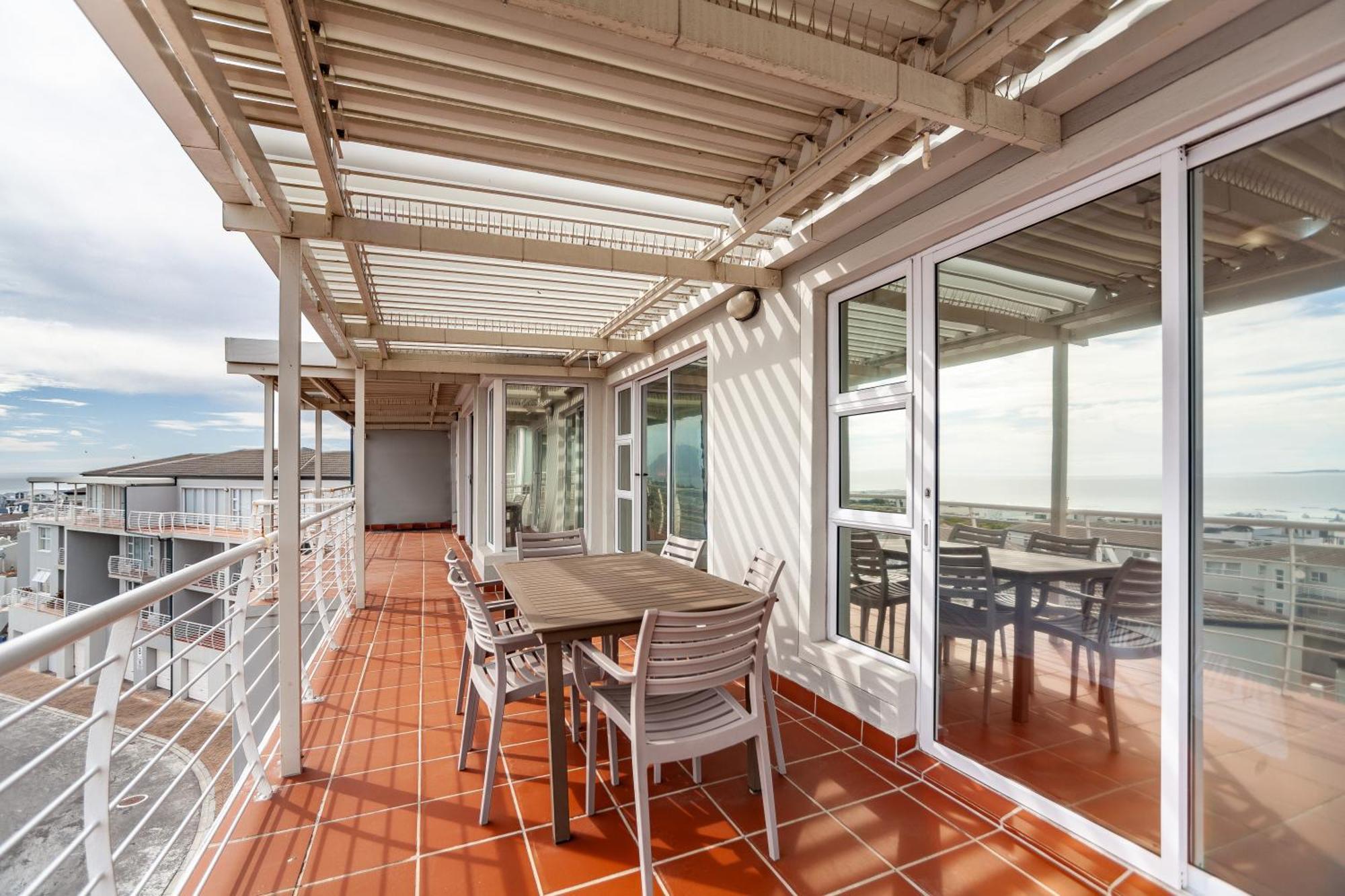 Beachfront Penthouse With Ocean & Table Mountain Views, 18 Dolphin Ridge Apartamento