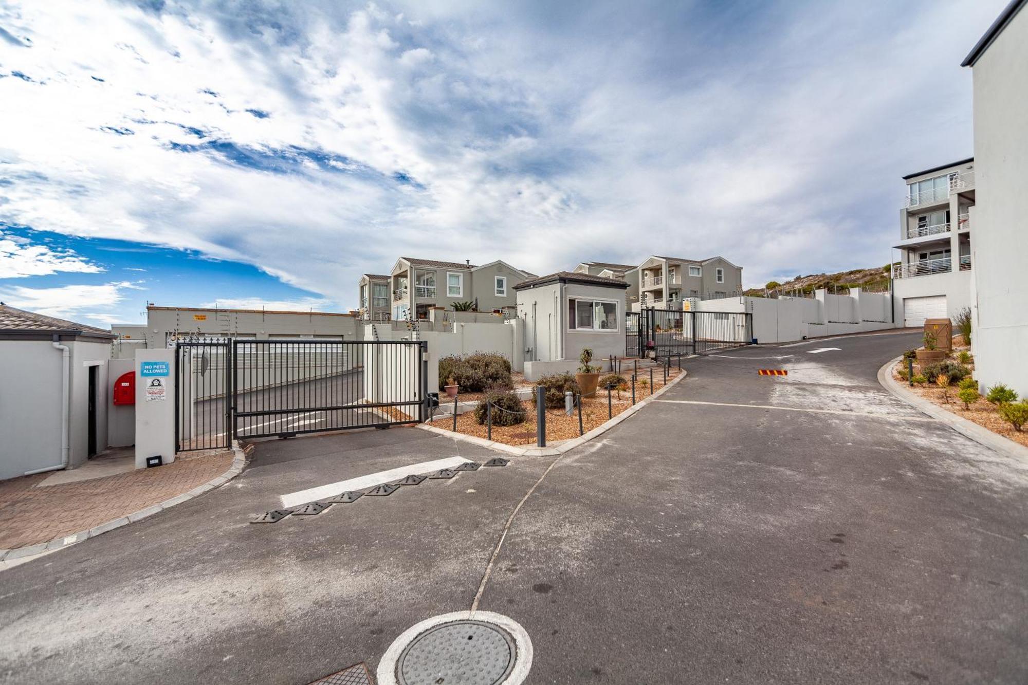 Beachfront Penthouse With Ocean & Table Mountain Views, 18 Dolphin Ridge Cidade Do Cabo