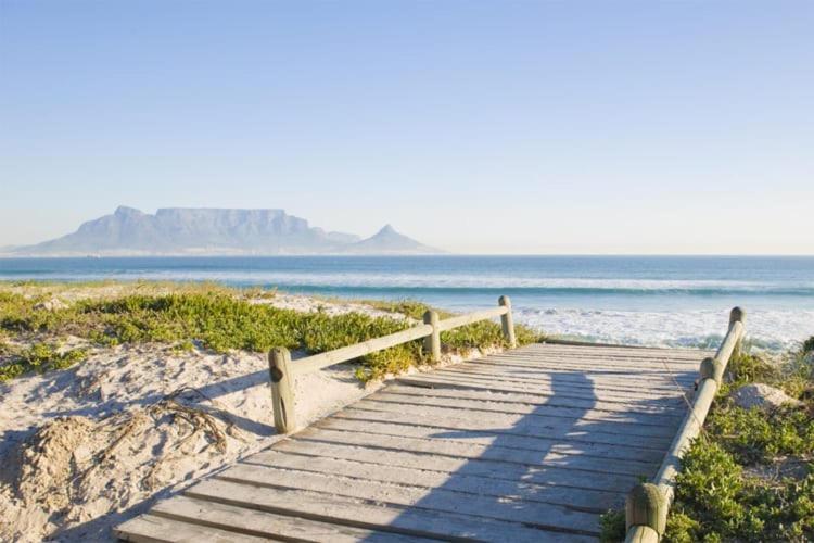 Beachfront Penthouse With Ocean & Table Mountain Views, 18 Dolphin Ridge Apartamento *