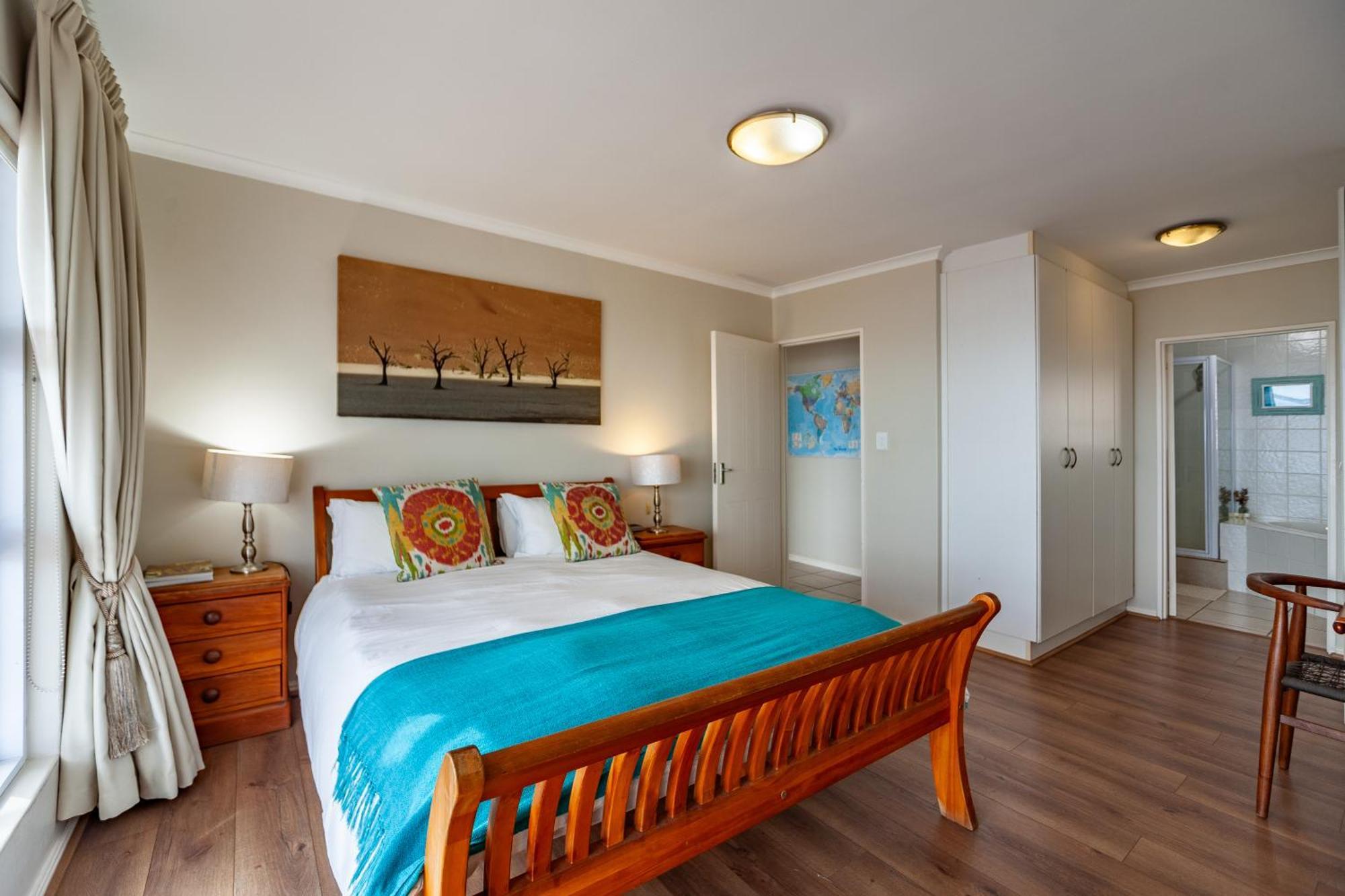 Beachfront Penthouse With Ocean & Table Mountain Views, 18 Dolphin Ridge *