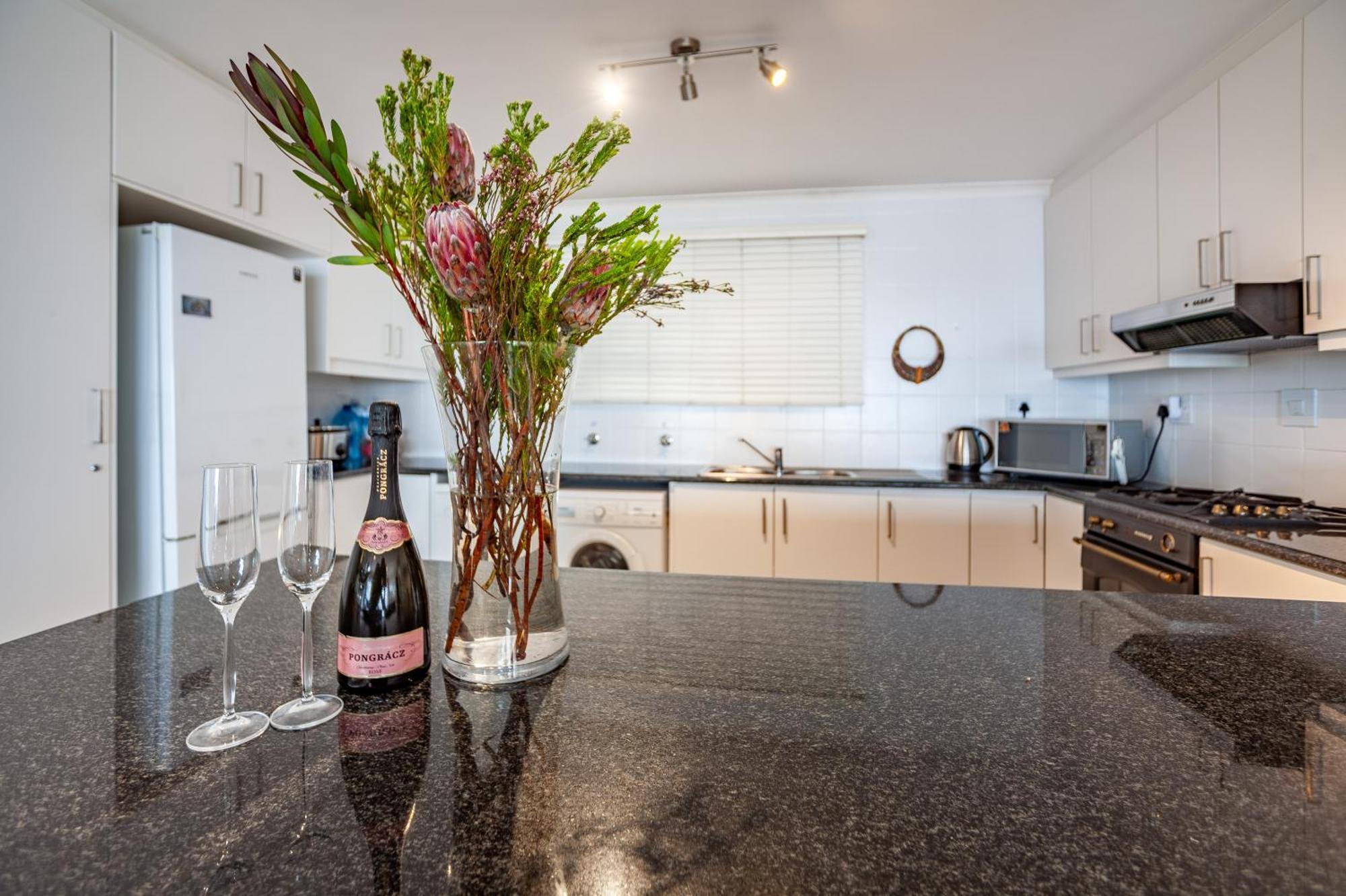 Apartamento Beachfront Penthouse With Ocean & Table Mountain Views, 18 Dolphin Ridge *